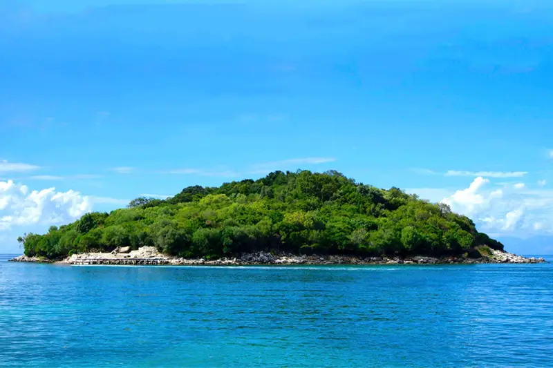 Un isolotto difronte la spiaggia di Ksamil in Albania