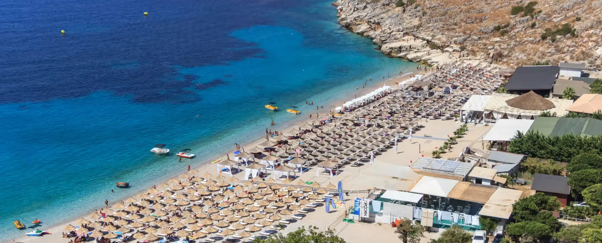 Una spiaggia in Albania